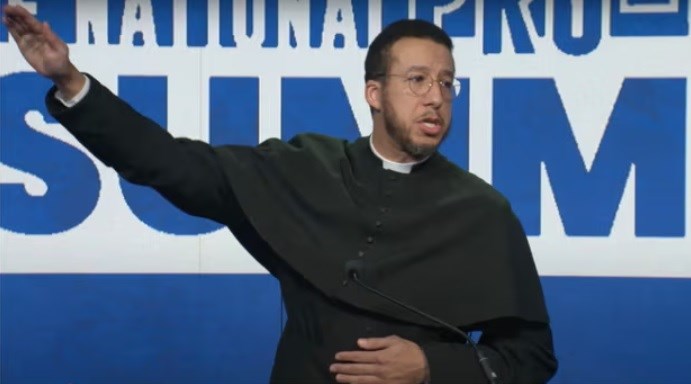 A igreja disparou o pastor, ele copiou as saudações almíscares em seu incidente biológico | os Estados Unidos