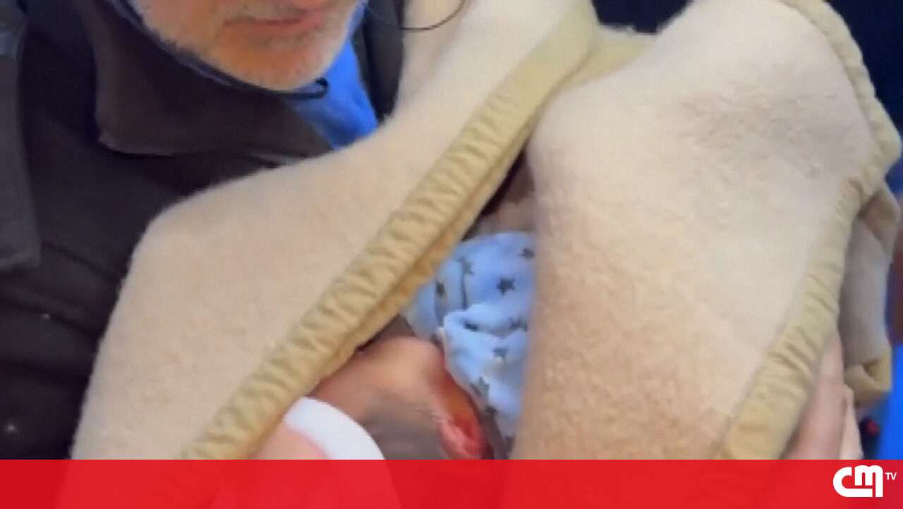 A polícia encontrou recém-nascido na Itália-video