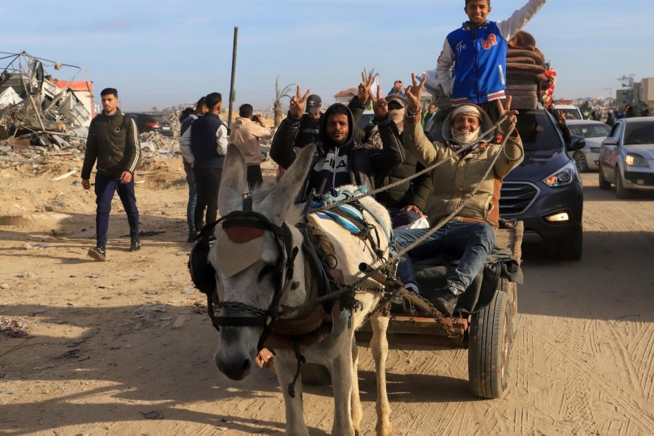 After ceasefire in Gaza takes effect, Palestinians struggle to return home through ruins