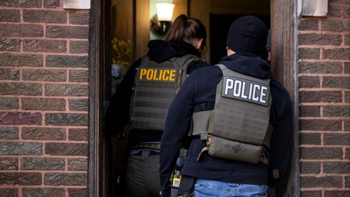American agents began to arrest Chicago's unlicensed immigrants