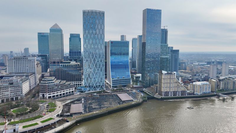 Analysis – Investors face long-term pain in debt-ridden UK market