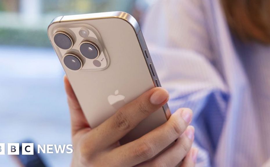 Apple urged to withdraw 'out of control' AI news alerts