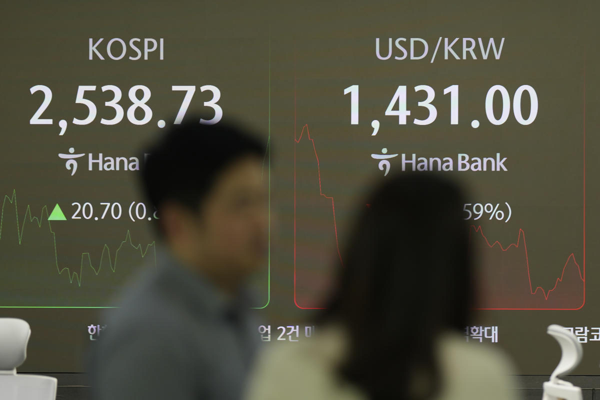 Asian stocks mixed as Trump's tariff rhetoric stokes uncertainty