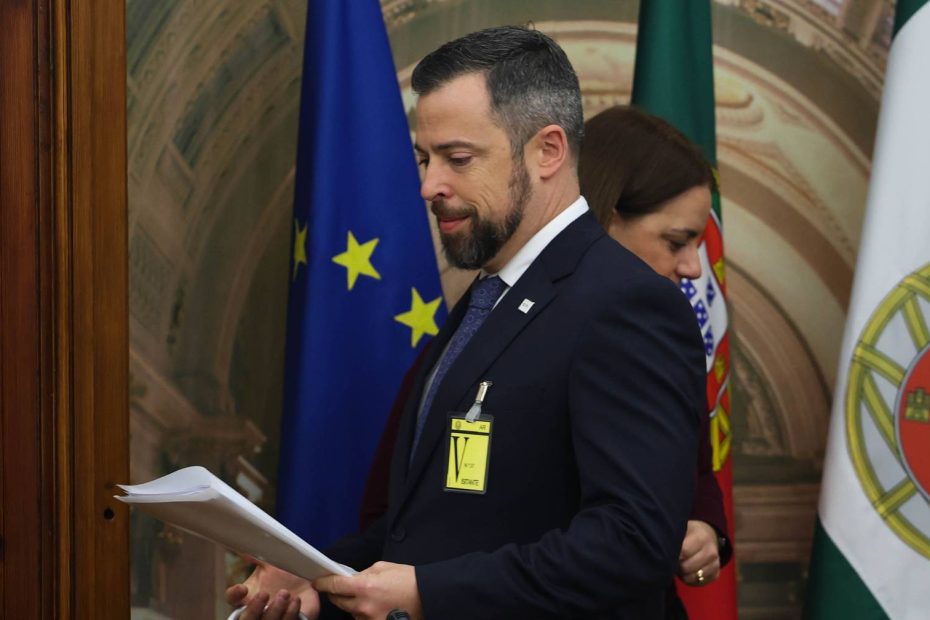 BE pede audiências de urgência na AR sobre demissão de diretor do SNS e ministro da Saúde