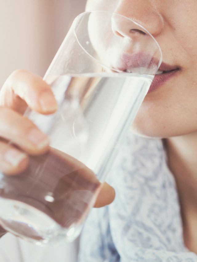 Beber água nas refeições faz mal: verdade ou mito?