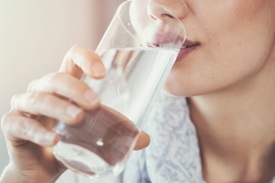 Beber água nas refeições faz mal: verdade ou mito?