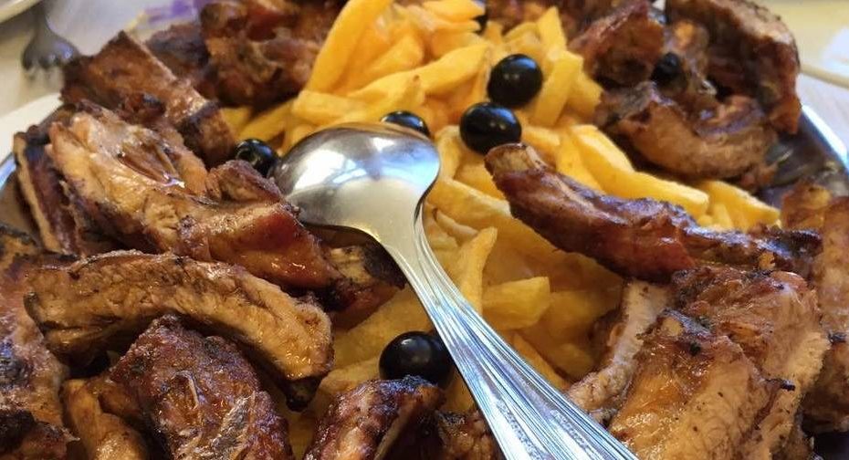 Bom e barato: a costela grelhada deste popular restaurante de Valença vale uma peregrinação