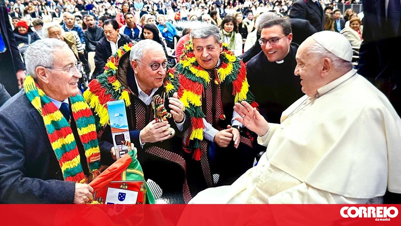 Carlitos de Podence recebido pelo Papa Francisco e presenteado com casaco – Sociedade