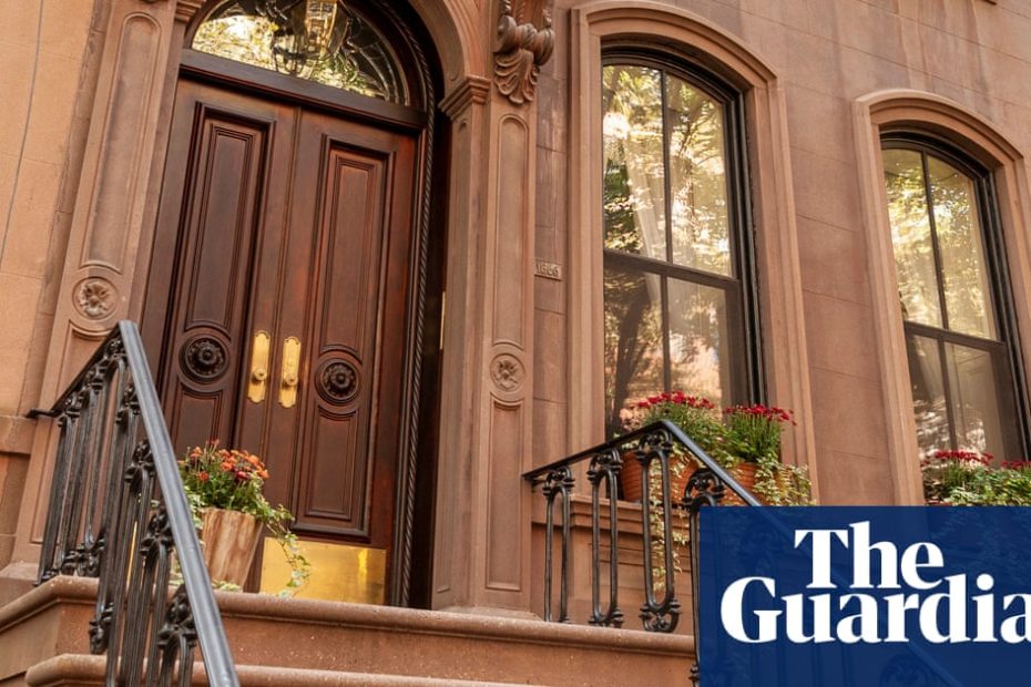 Carrie Bradshaw's famous 'Sex and the City' stoop to enter door, stopping fans from gathering | New York