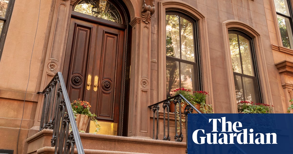 Carrie Bradshaw's famous 'Sex and the City' stoop to enter door, stopping fans from gathering | New York