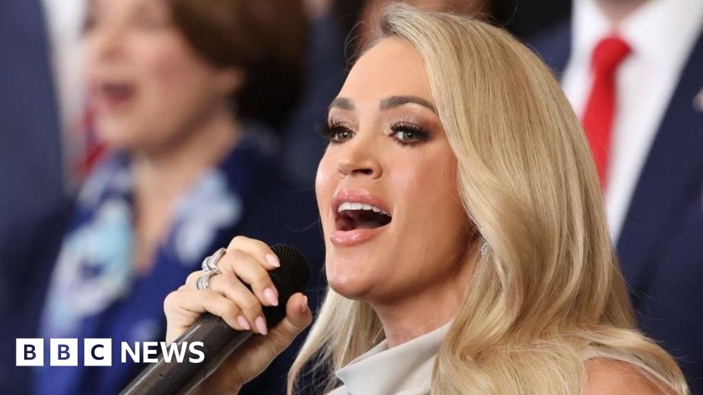 Carrie Underwood sings a cappella, Melania blows a kiss and other moments