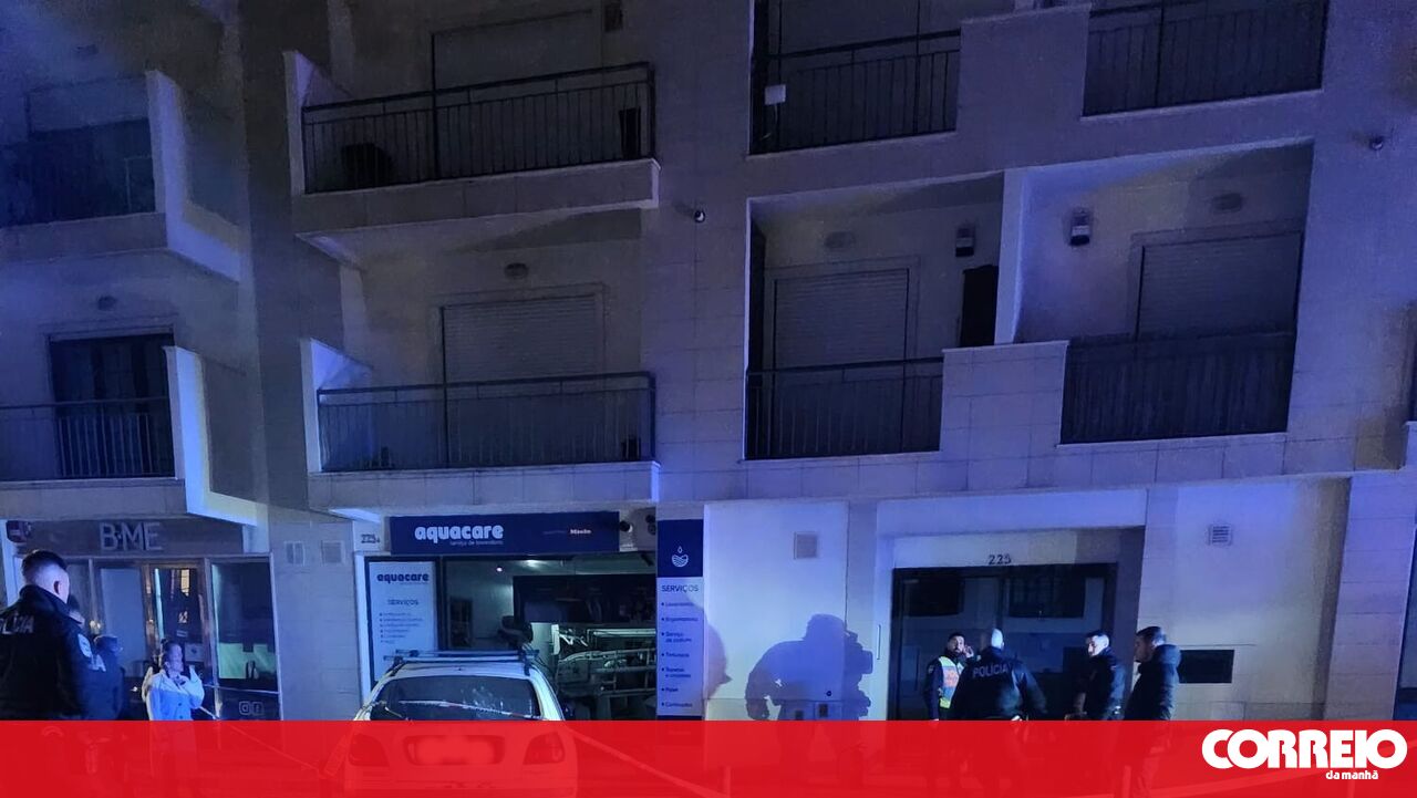 Carro bate em lavandaria em Carcavelos, Portugal