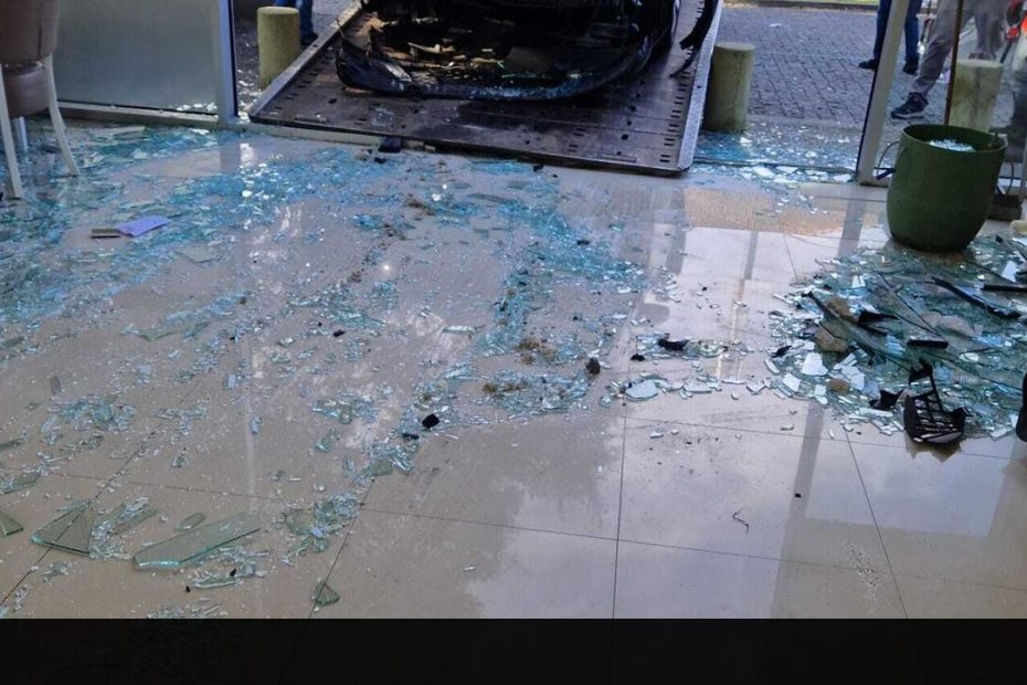 Carro descontrolado entra em pastelaria em Paços de Ferreira – vídeo