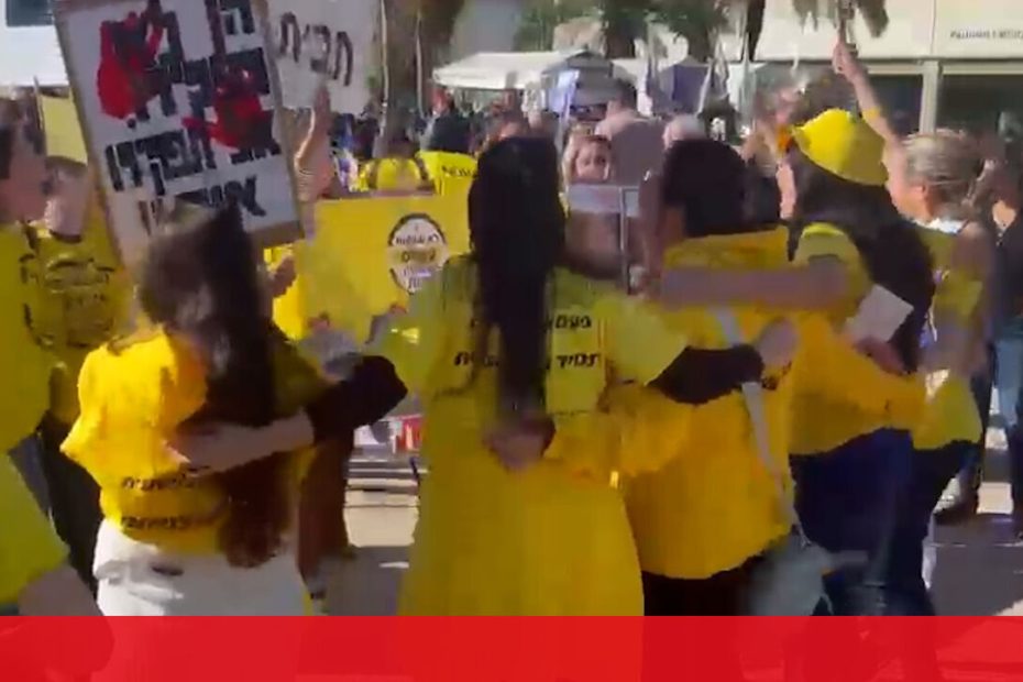Cartazes, música e dança: israelenses aguardam a chegada de reféns em Tel Aviv – vídeo