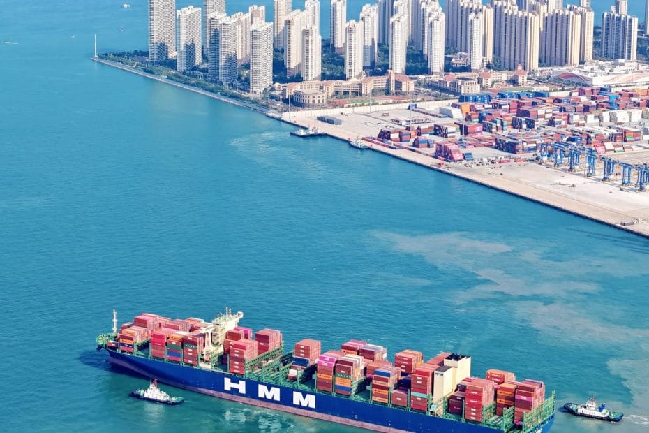 China's imports unexpectedly increased in December, exports exceeded expectations