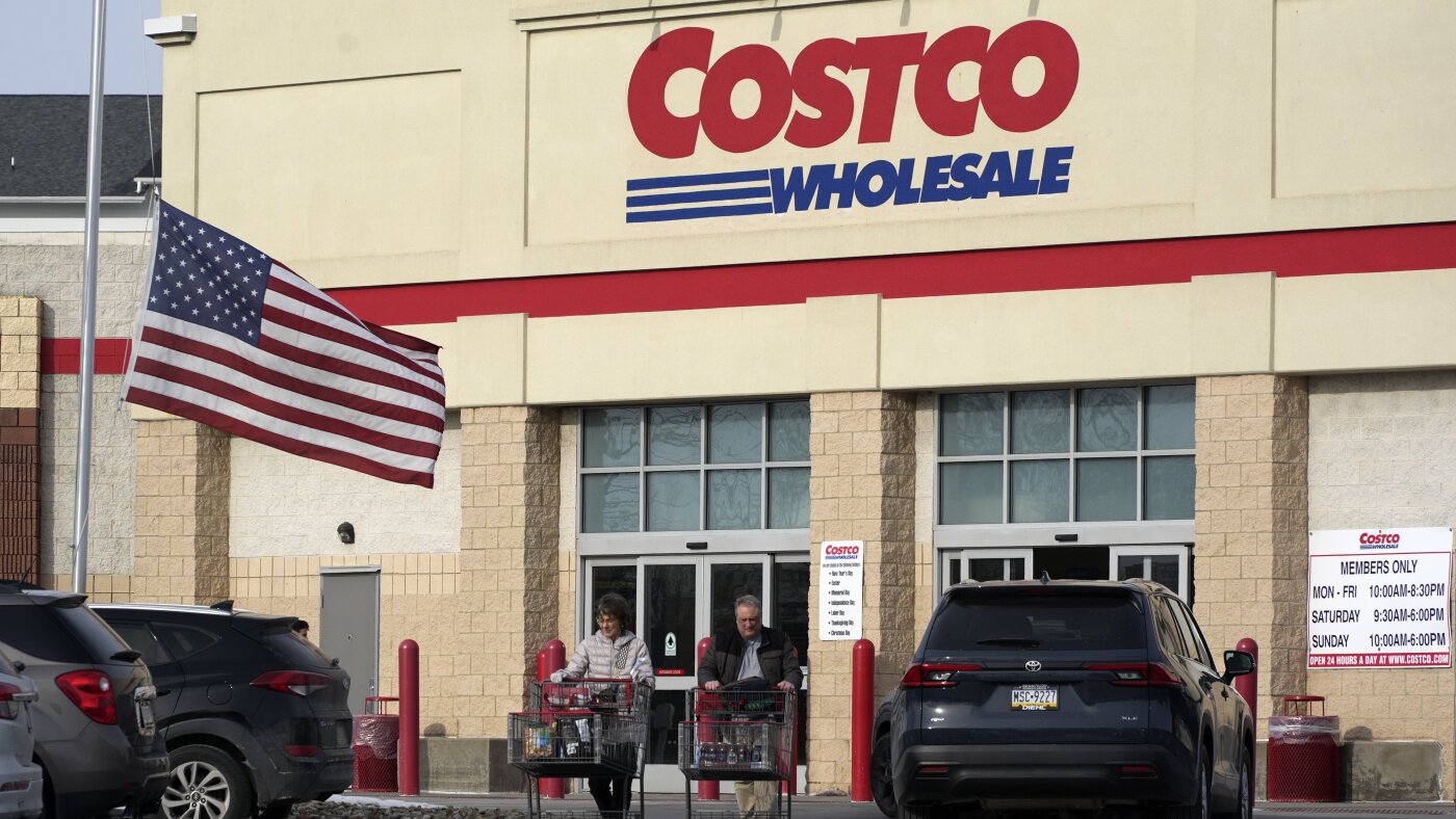 Costco follows the salary increase of the team's union threatening strike: NPR