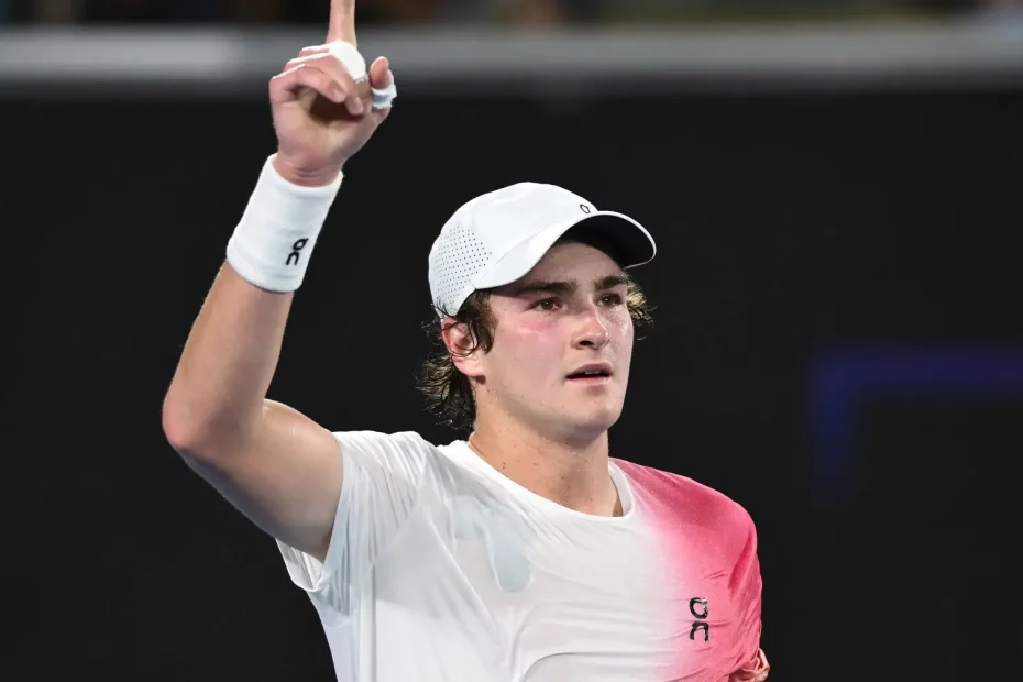Depois de alguma meditação, ele derrotou Rublev em sua estreia no Grand Slam. Se for um mundo novo, João Fonseca tem uma sensação de déjà vu
