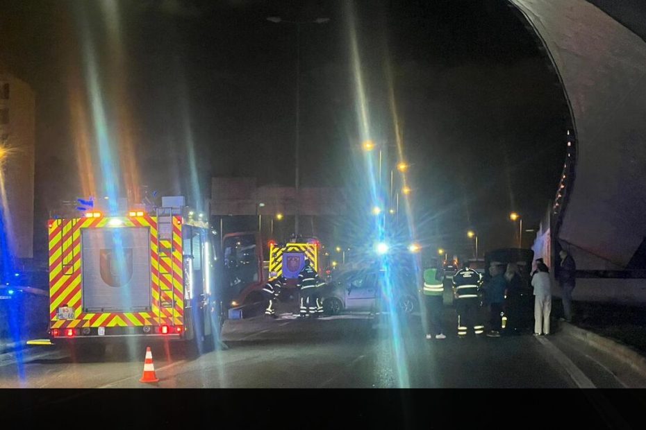 Dois carros colidem em Lisboa e mulher fica ferida – vídeo