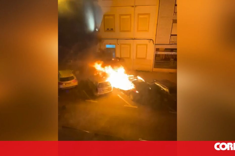Dois carros e uma moto destruídos por incêndio em Arroyos, Portugal