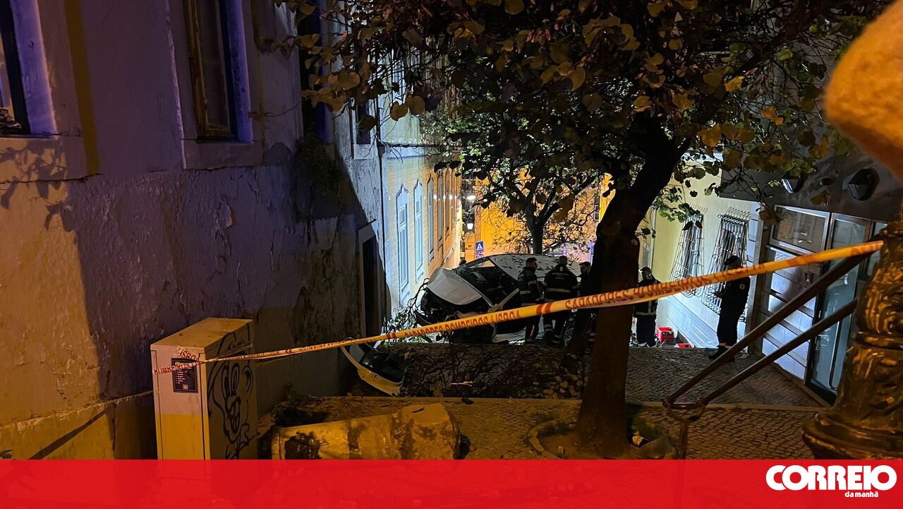 Em Lisboa, carro bate e fica preso no meio de escadas. Homem de 84 anos ferido – Portugal