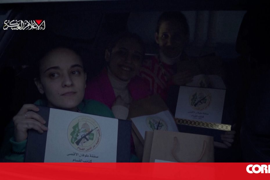 Hamas entrega sacos de “lembranças” e certificados a três reféns libertados