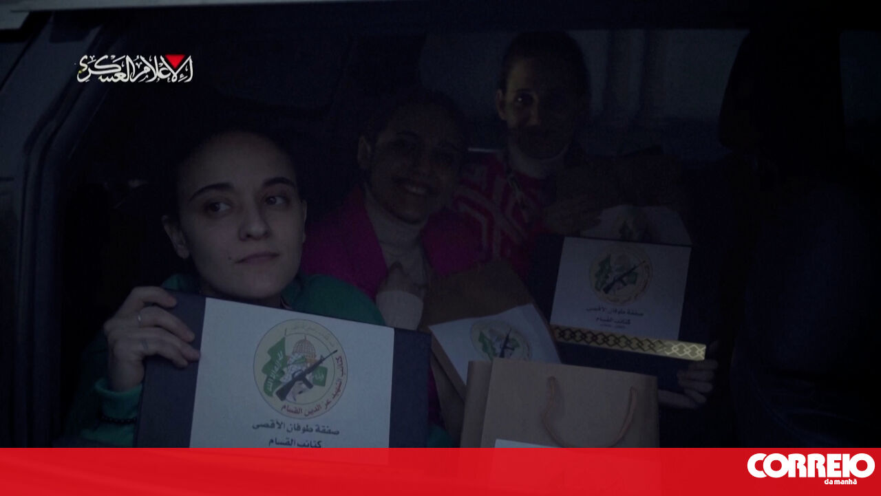 Hamas entrega sacos de “lembranças” e certificados a três reféns libertados
