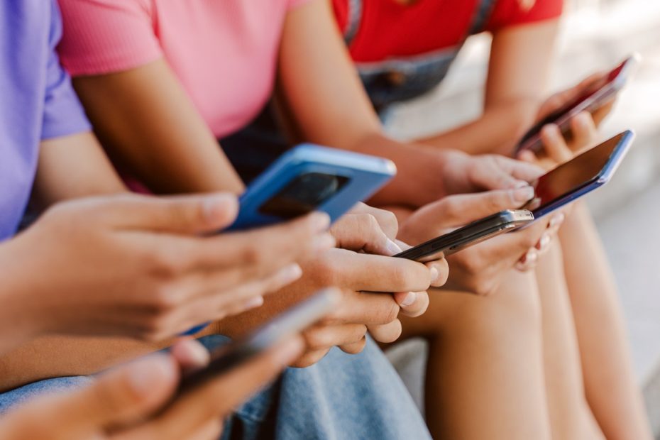 How social media platforms attract creators