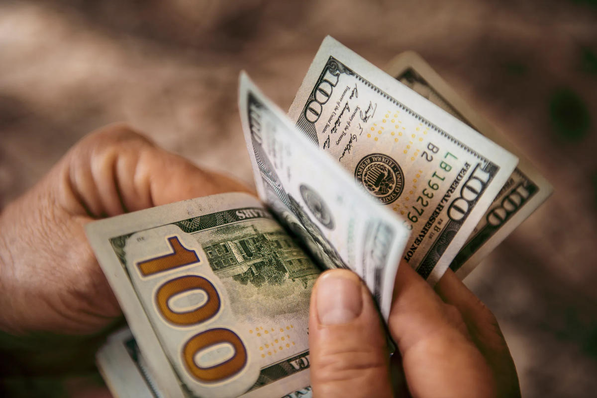 How to minimize taxes when converting $865,000 to a Roth IRA?