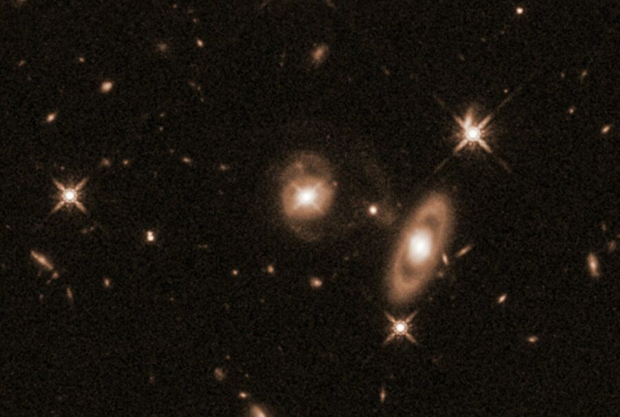 Hubble captura surpreendente quasar em forma de espiral
