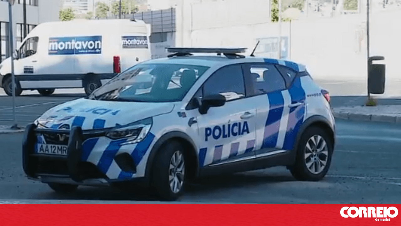 Um homem foi detido com drogas num Mercedes alugado em Oeiras, Portugal.