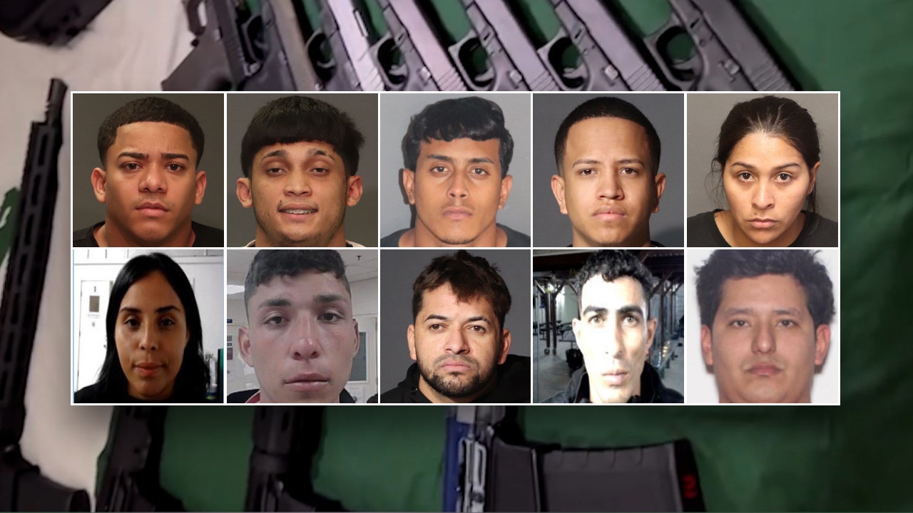 Immigration TDA gang members broke the official's arm and were prosecuted by 10 guns and drug operations.
