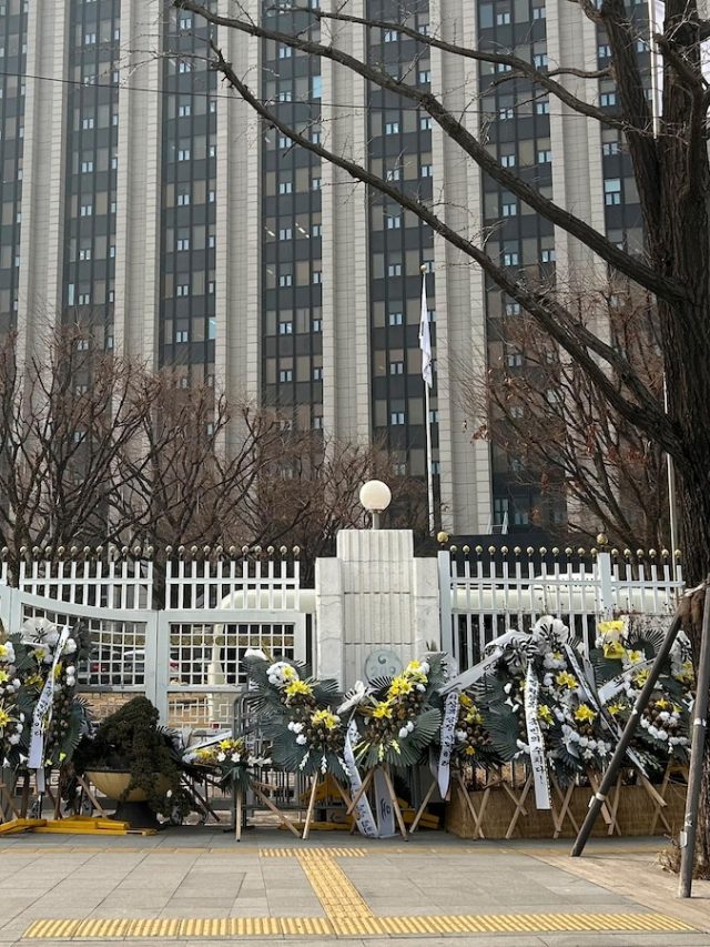 Korean people turn funeral wreaths and Korean fluorescent sticks into political protest tools