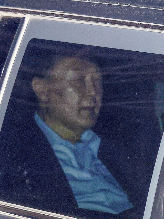 Lawyers for detained South Korean president say he will refuse investigators' inquiries