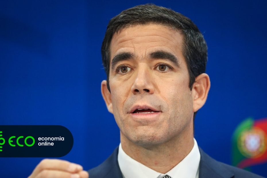 Leitão Amaro diz que governo vai rever limites salariais para cargos públicos superiores
