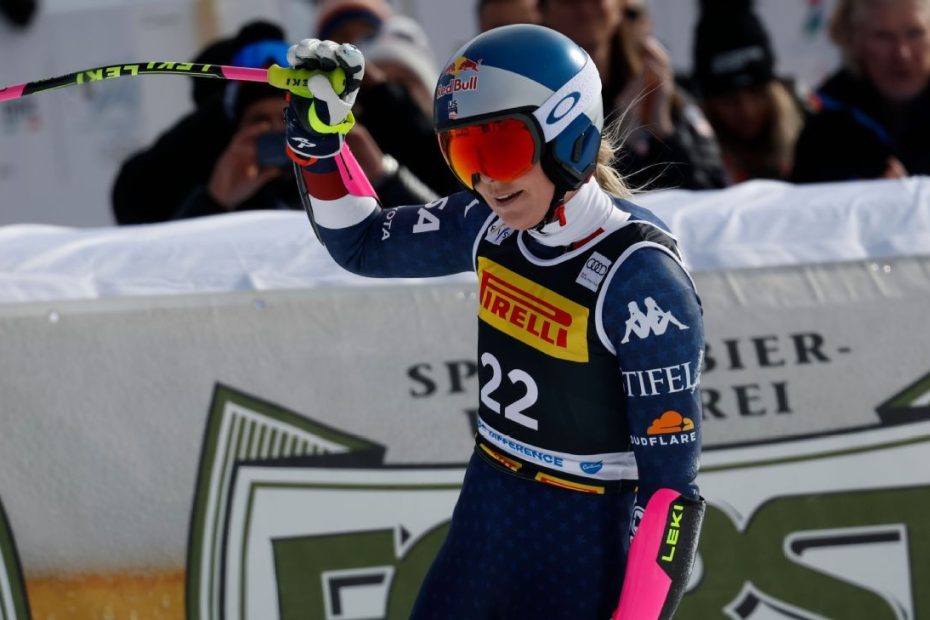 Lindsey Vonn falls on podium at Super-G World Cup
