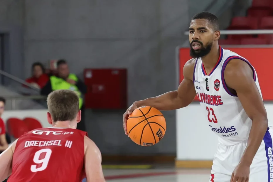 MVP da liga de basquetebol considerado uma ameaça à ordem pública e proibido de continuar a jogar em Portugal