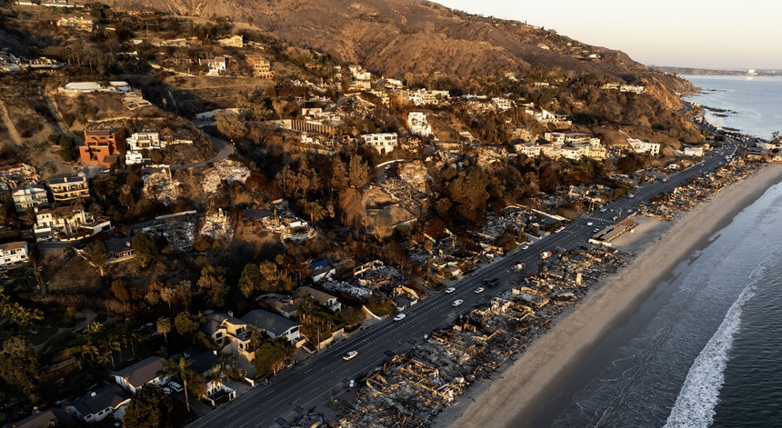 Mais de 11 mil moradores voltam para casa após incêndio em Los Angeles