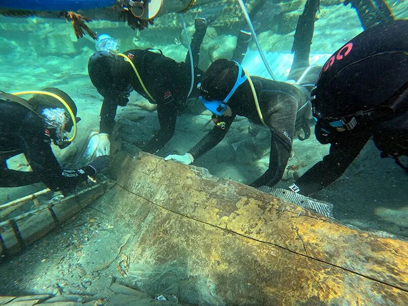 Mergulhadores resgatam um antigo navio que naufragou na costa da Espanha há 2.600 anos