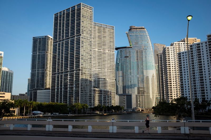 Mid-sized U.S. banks drive industry growth with strong fee income