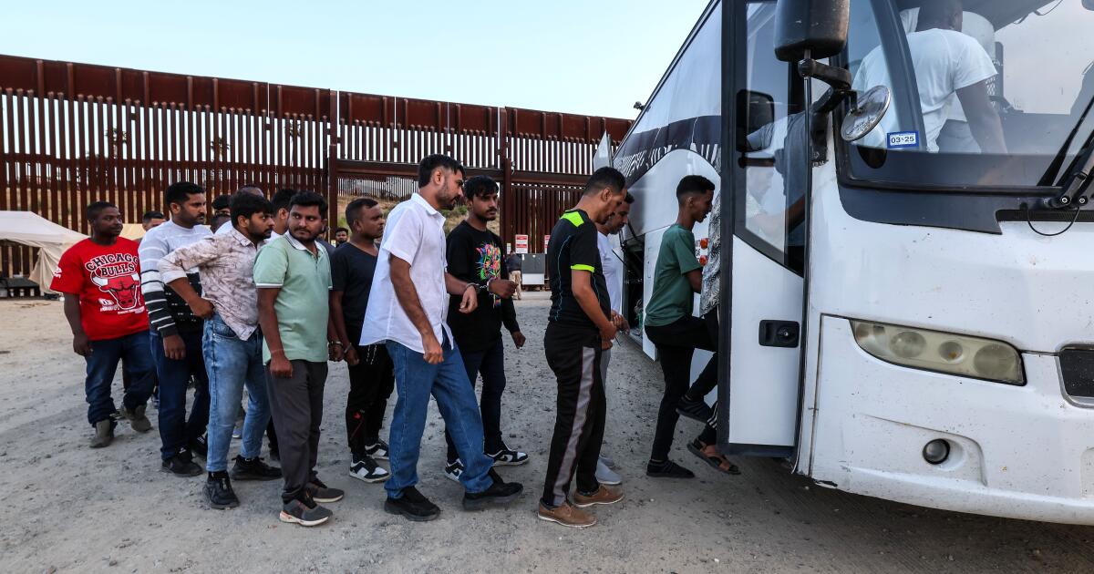 Migration across the U.S.-Mexico border represented in 5 charts