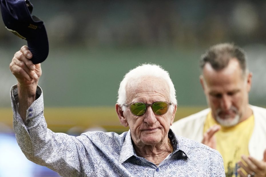Milwaukee Brewers broadcaster Bob Uecker dies at 90: NPR