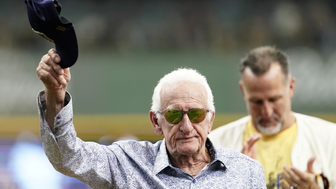 Milwaukee Brewers broadcaster Bob Uecker dies at 90: NPR