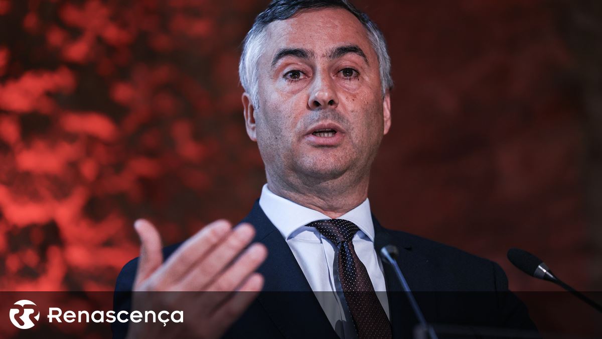 Ministro quer apertar fiscalização às deslocações de professores por motivo de doença