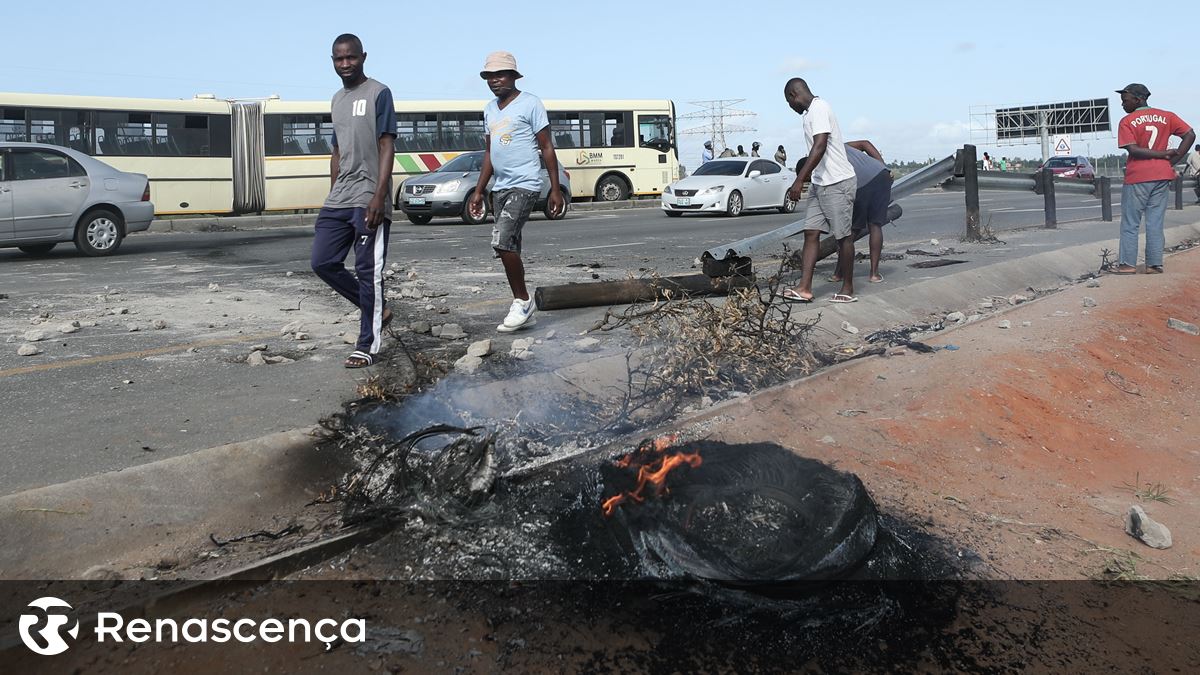 Moçambique. Entrada principal de Maputo bloqueada por manifestantes