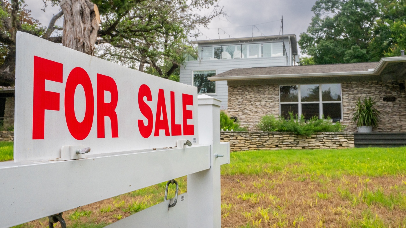 Mortgage rates rise to 7%, creating another challenge for homebuyers: NPR