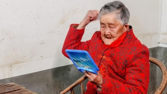 Mulher chinesa de 124 anos compartilha seu cotidiano de longevidade |