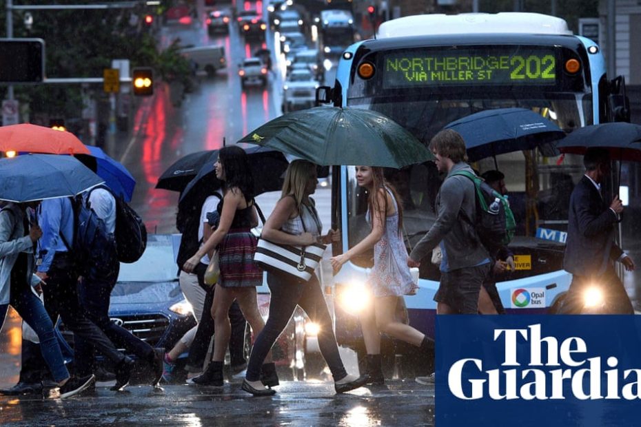 New weather system set to hit eastern Australia, Sydney at 'southern end' of storm Australian weather