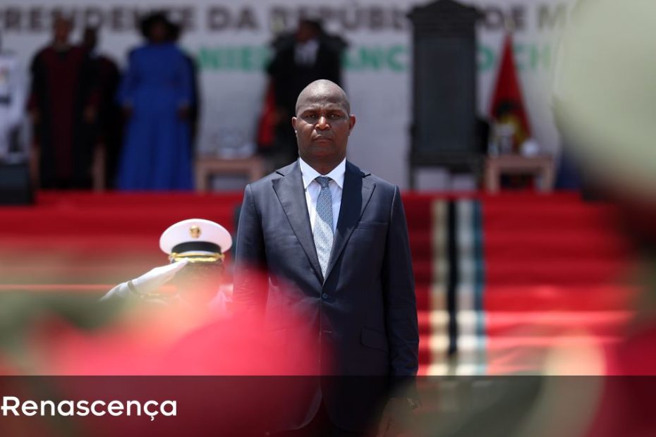 Novo presidente de Moçambique observa minuto de silêncio pelas vítimas da violência e compromete-se a ouvir os jovens