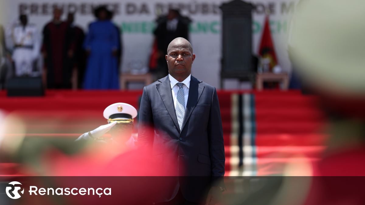 Novo presidente de Moçambique observa minuto de silêncio pelas vítimas da violência e compromete-se a ouvir os jovens