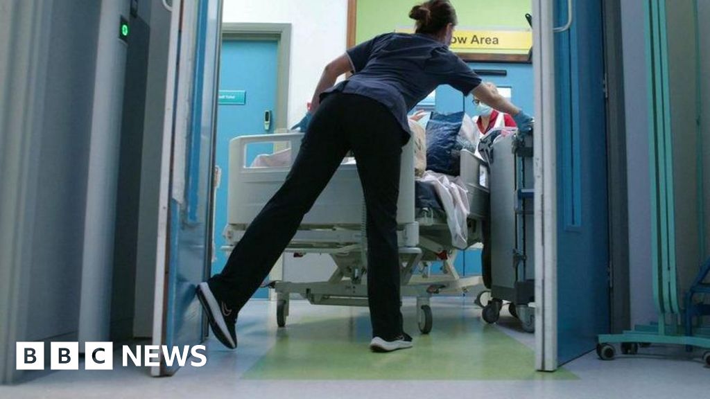 Nurse says patient died in hospital corridor